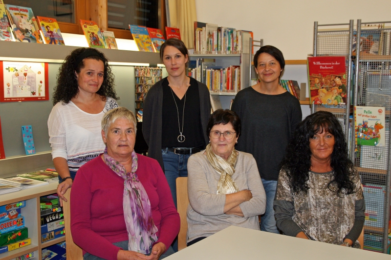 Vorne von links: Irmgard Finazzer, Büchereileiterin Edith Jäger, Monika Plangger Hinten von links: Sabine Huber, Simone Praxmarer, Martina Gabl Christina Thurner-Achrainer (nicht am Bild)